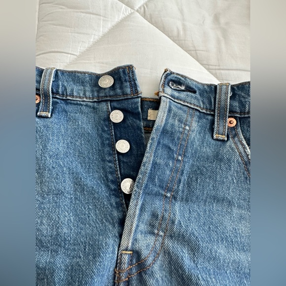 Levi size 26 rib cage shorts. Excellent condition. High rise. Button closure - Picture 3 of 8